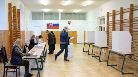 Pozorovatelia majú možnosť sledovať priebeh volieb aj proces zisťovania výsledkov