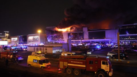 Streľba na predmestí Moskvy: najmenej 40 mŕtvych, budova je v plameňoch (+Video)
