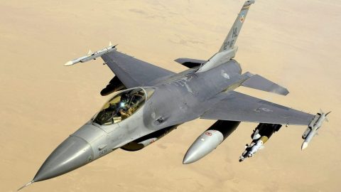 Slovensko si v USA oficiálne prevzalo prvé dve stíhačky F-16