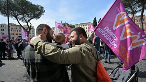 Európsky parlament uznal náhradné materstvo za formu obchodovania s ľuďmi