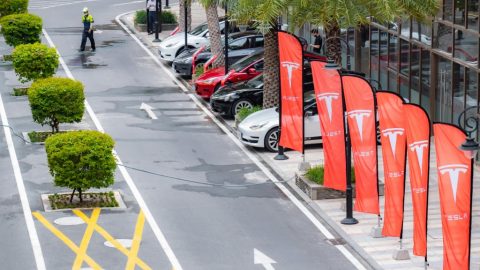 Autopilot Tesly spôsobil stovky nehôd vrátane niekoľkých smrteľných