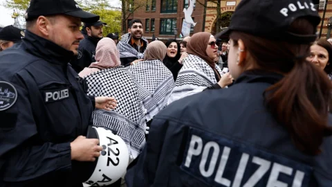 Vyše 1 000 protestujúcich žiada založenie Islamského štátu v Nemecku