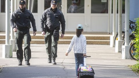Polícia dohliada na bezpečnosť detí pri príchode do škôl a školských zariadení