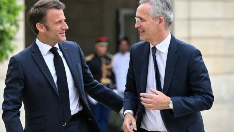 Macron rozprúdil diskusiu o jadrových zbraniach, Stoltenberg odmieta európsku alternatívu NATO