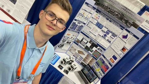 Stredoškolák zo Slovenska triumfoval na medzinárodnej súťaži v USA s projektom robotického roja