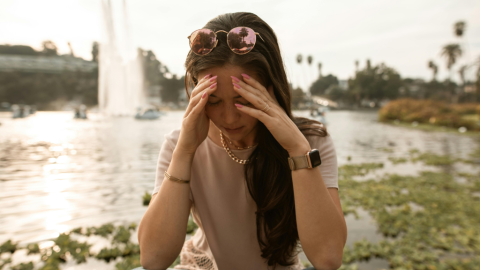 „Je to len bolesť hlavy,“ počúvajú často ľudia s migrénou. Spoločnosť zľahčuje toto ochorenie, ukázal prieskum