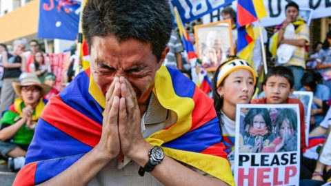 Čína násilne vysťahováva vidieckych Tibeťanov z ich osád, tvrdí správa Human Rights Watch
