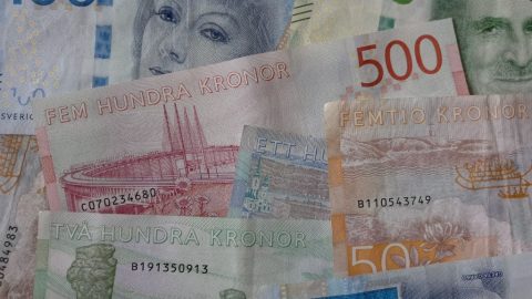 Švédska centrálna banka obhajuje používanie hotovosti