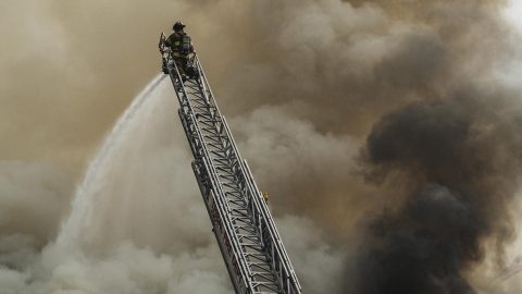 V Bratislave horí v podniku na Dunaji, zasahujú tam hasiči