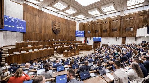 Parlament sa po atentáte na premiéra oficiálne zjednotil, slovenská spoločnosť zostáva naďalej rozdelená