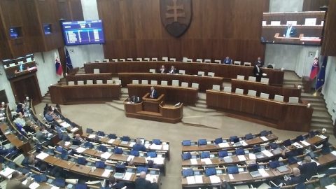 Návrh matovičovcov na zníženie veku voličov v parlamente neprešiel