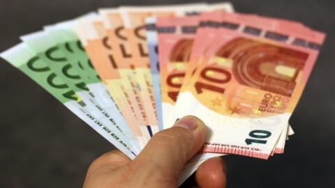 Vládny kabinet schválil vyplatenie 800-eurových odmien pre zamestnancov vo verejnom sektore