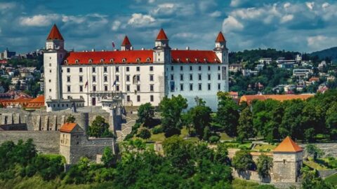 Prieskum: Polovica občanov by sa podieľala v prípade potreby na obrane krajiny, najmenšiu ochotu vyjadrili voliči Republiky a Smeru-SD