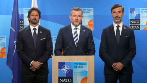 Národniari vyjadrili hlboké sklamanie z toho, že Pellegrini na samite NATO v Haagu nezabojoval o pozíciu, ktorú dosiahol španielsky premiér