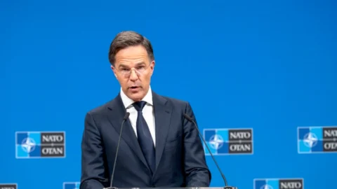 Rutte: NATO bude Ukrajine zbrane dodávať bez ohľadu na výsledok schôdzky Trumpa s Putinom