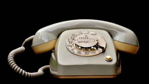 Nečakané telefonáty mladých ľudí rušia, u mnohých z nich dokonca vyvolávajú strach (Prieskum)