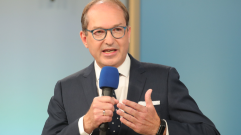Berlín predĺži hraničné kontroly, potvrdil minister vnútra Dobrindt