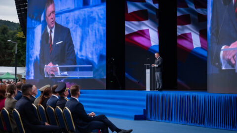 Premiér: Fašizmus a nacizmus nebol ani potlačený, ani potrestaný