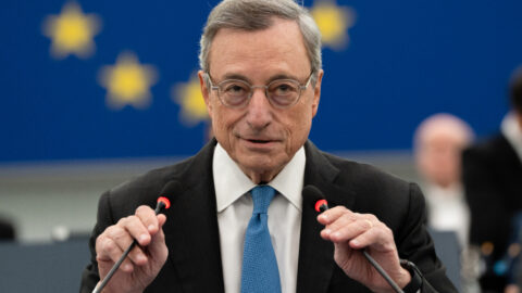 Únia zaostáva za USA a Čínou, varuje Mario Draghi. Šéfka Komisie kritizuje Parlament