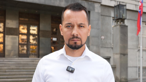 Minister vnútra musí podľa Demokratov okamžite odstúpiť od zmluvy na hasičské autá a odpovedať na viaceré otázky