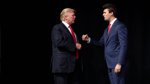 V USA zastrelili Trumpovho spojenca, pravicového mládežníckeho aktivistu Charlieho Kirka