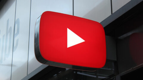 YouTube obnoví kanály tvorcov zablokovaných za dezinformácie o covide a voľbách