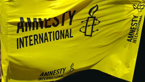 Predlžovane nájomných zmlúv v obecných bytoch vždy len na mesiac je podľa Amnesty porušovaním ľudských práv