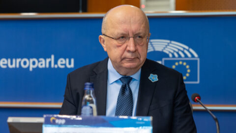 V Kremli sa už údajne rokuje o útoku na NATO, tvrdí eurokomisár