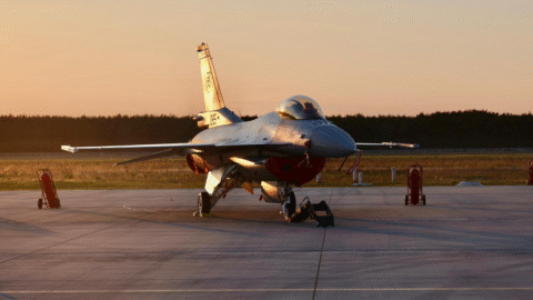 Na letisku v Kuchyni pristáli ďalšie dve stíhačky F-16, slovenskí piloti majú k dispozícii aj prvú dvojmiestnu