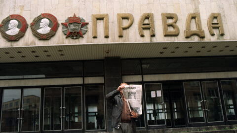 Vydavateľ sovietskych novín Pravda zahynul pri páde z okna na siedmom poschodí