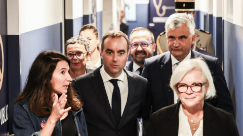 Francúzsky premiér Lecornu rezignoval len niekoľko hodín po predstavení vládneho kabinetu