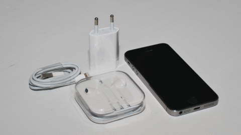 Spoločnosti Apple a Google budú podrobené v Británii prísnejšej regulácii služieb na ich mobilných platformách