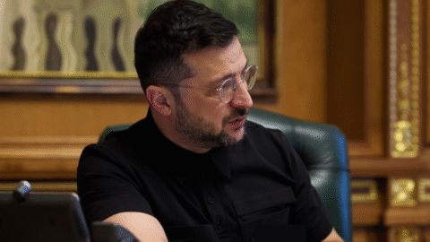 Zelenskyj: Ukrajinské útoky dronmi a raketami spôsobujú v Rusku až 20-percentný nedostatok paliva