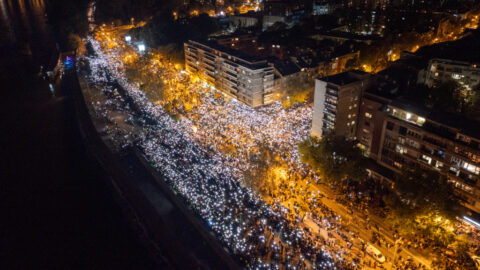 Desaťtisíce ľudí v Srbsku si pripomenuli pád strechy stanice v Novom Sade, ktorý zabil 16 ľudí