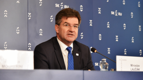 Národniari vyzývajú Fica, aby ukončil spoluprácu s poradcom Lajčákom, komunikácia s Epsteinom je podľa nich škandál