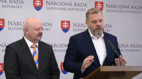 Liberáli majú obavy, ako minister obrany naloží s prostriedkami z nástroja SAFE, podľa Kaliňáka však čítajú bez porozumenia