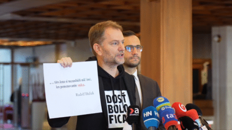 Poslanci Hnutia Slovensko hovoria o šikanovaní zo strany koalície, spomínajú falšovanie dokumentov a pokuty