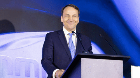 Poľsko: Sikorski obviňuje prezidenta Nawrockého zo snáh o „polexit“