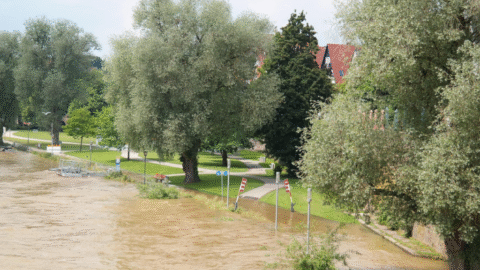 SHMÚ: Výdatné zrážky spôsobili na Slovensku vzostupy vodných hladín, najkritickejšia situácia v povodí Ipľa a Slanej