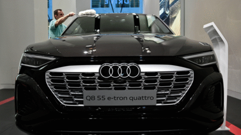 Brusel cúva pri spaľovacích motoroch. EÚ chystá úľavy a miliardy na záchranu automobiliek