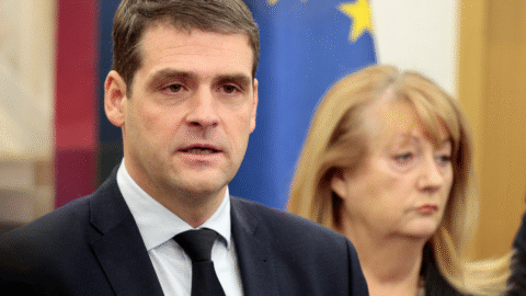 Litva: Súd odsúdil lídra koaličnej strany za antisemitizmus