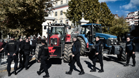 Grécki farmári protestovali proti podvodom s dotáciami, zablokovali diaľnicu v Aténach