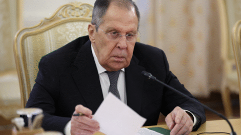 Ruský minister zahraničia Lavrov považuje prípadne nasadenie mnohonárodných európskych síl na Ukrajinu za hrozbu