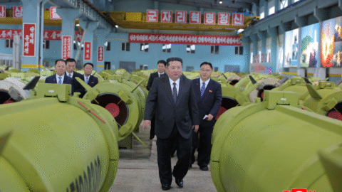 KĽDR: Kim Čong-un sa pochválil novým viachlavňovým raketometom s obrovskou ničivou silou