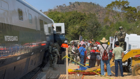 Mexiko: Pri čiastočnom vykoľajení vlaku zomrelo 13 ľudí (+Video)