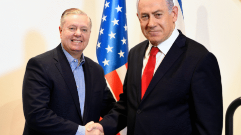 Senátor Graham vyzval na vojenský zásah proti Hamasu a Hizballáhu, ak militanti neodovzdajú zbrane