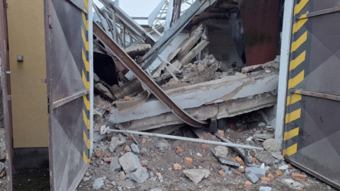 Pod zrútenou strechou vo Veľkých Kapušanoch zomreli traja ľudia, informuje polícia