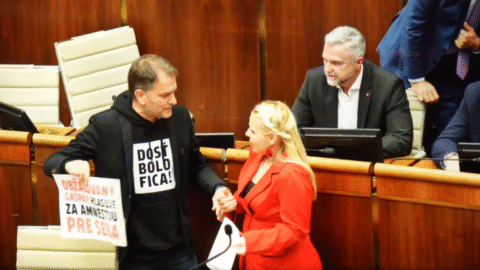 Poslankyňa Smeru Plevíková tvrdí, že Matovič jej vulgárne nadával a strkal do nej, ten chce na ňu podať trestné oznámenie