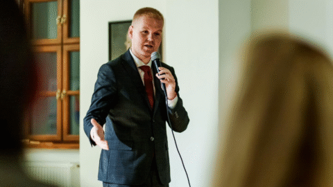 PS je podľa Barteka „nacucnuté“ na štátne peniaze, Kmec im prekazil biznis za stovky miliónov