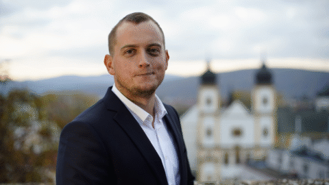 Dve tretiny občanov Slovenska by chceli demisiu súčasnej vlády, tú si želá dokonca aj jedna tretina voličov Hlasu (Prieskum)